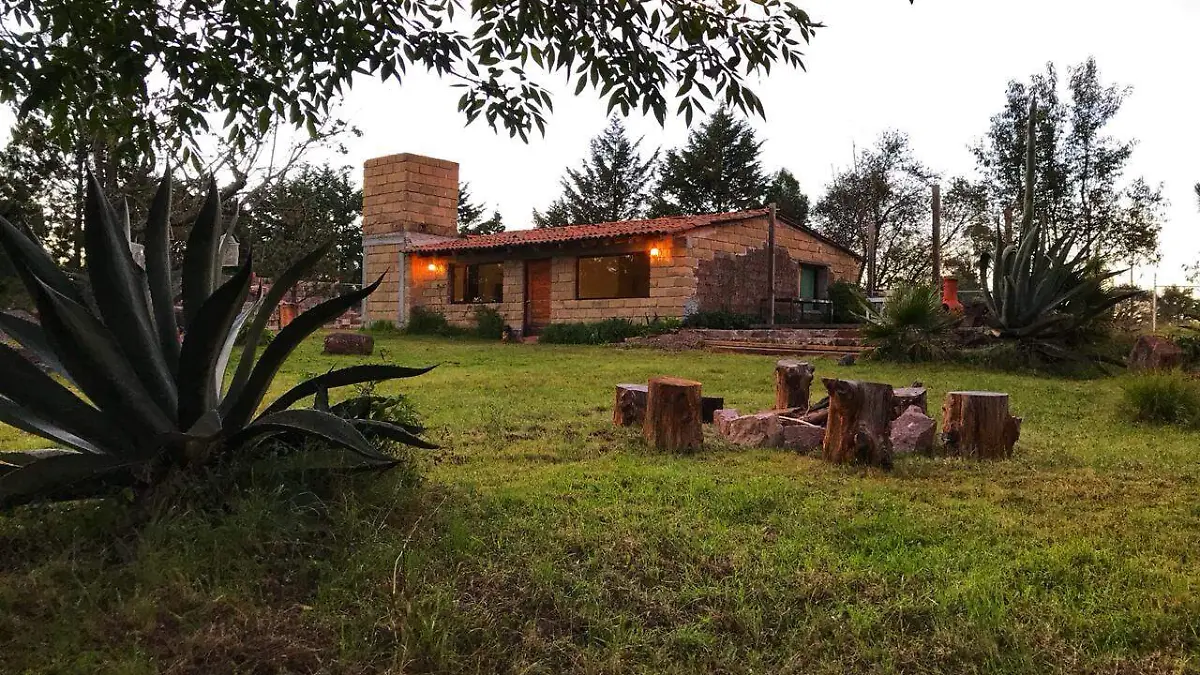 El lugar está rodeado de vegetación, y se encuentra a pocos minutos de la cabecera municipal de Amealco.